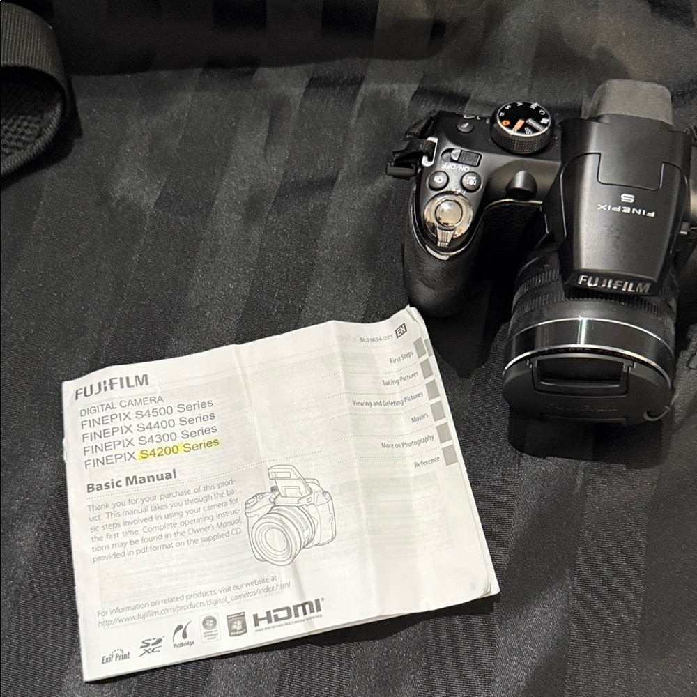 Fujifilm Black Digital Camera with Strap and Bag - Picture 3 of 10